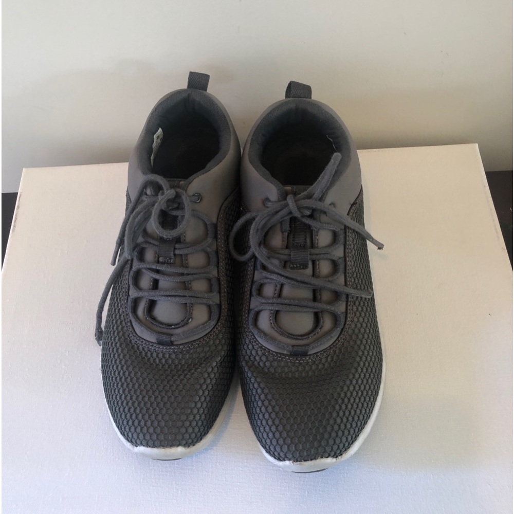 VIONIC MESH LACE UP ATHLETIC SNEAKERS